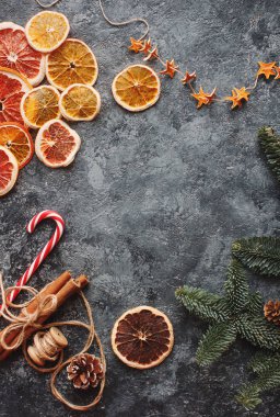 Noel düz yatıyordu Kuru portakal, tarçın, şeker ve çam dalları ile