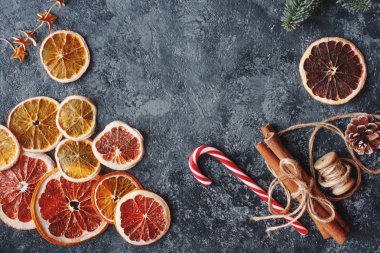 Noel düz Kuru portakal, tarçın, şeker ve köknar dalı yatıyordu.