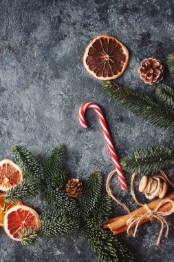 Noel düz yatıyordu Kuru portakal, tarçın, şeker ve çam dalları ile