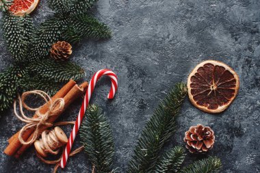 Noel düz yatıyordu Kuru portakal, tarçın, şeker ve çam dalları ile