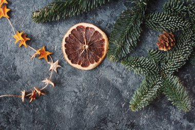 Noel düz Kuru portakal dilimi ve çam dalları ile yatıyordu