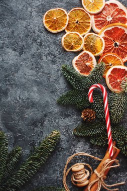 Noel düz yatıyordu Kuru portakal, tarçın, şeker ve çam dalları ile