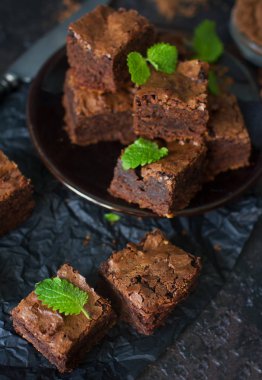 Nane yaprakları ile ev yapımı kek tatlılar servis