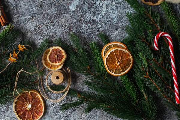 Noel ve yeni yıl düz lay, Kuru portakal, tarçın, şeker ve çam dalları