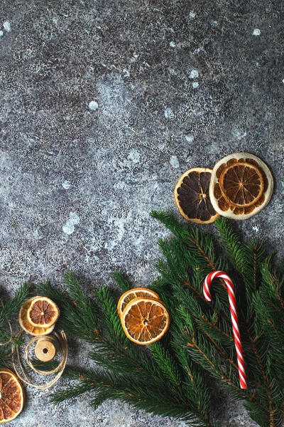 Noel ve yeni yıl düz lay, Kuru portakal, tarçın, şeker ve çam dalları