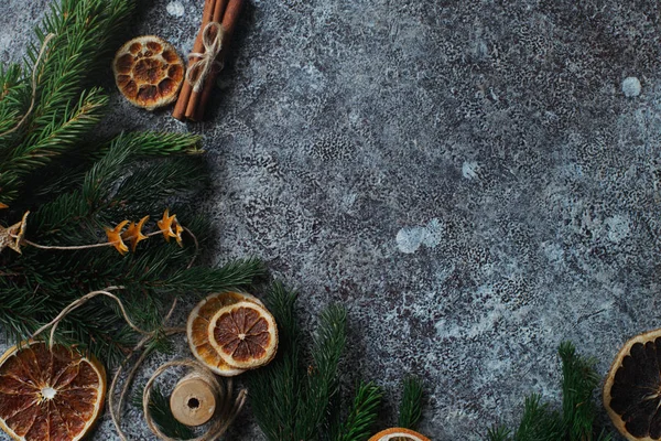 Noel ve yeni yıl arka plan Kuru portakal, tarçın yat ve köknar şubeleri