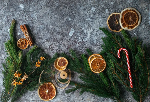 Noel ve yeni yıl düz lay, Kuru portakal, tarçın, şeker ve çam dalları