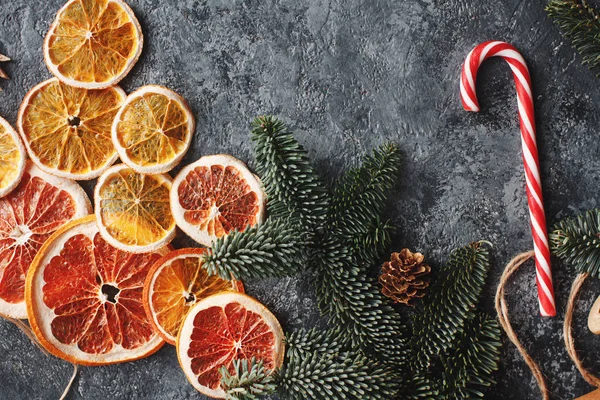 Noel düz Kuru portakal, şeker ve çam dalları yatıyordu.