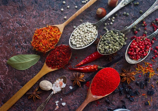 Diverses Épices Dans Des Cuillères Sur Table Gros Plan — Photo