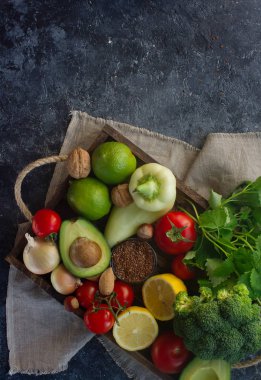 meyve, otlar, deli ve tohum ahşap kutusunda, görünüm top