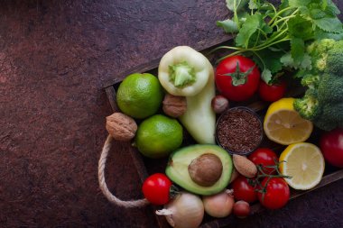 meyve, otlar, deli ve tohum ahşap kutusunda, görünüm top