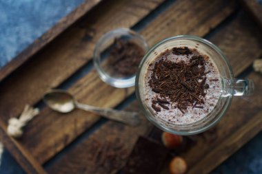 çikolatalı milkshake içinde gözlük üstten görünüm ahşap tepsi, üstten görünüm