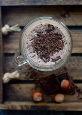 çikolatalı milkshake içinde gözlük üstten görünüm ahşap tepsi, üstten görünüm