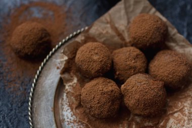 Ev yapımı truffle şekerler metal plaka üzerinde