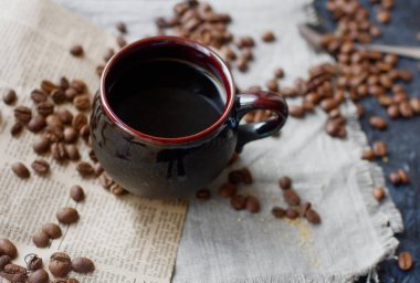 kahve çekirdekleri siyah kahve bir fincan