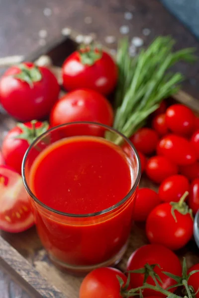 Glas Ekologisk Tomatjuice Och Färska Tomater Med Örter Träbricka — Stockfoto