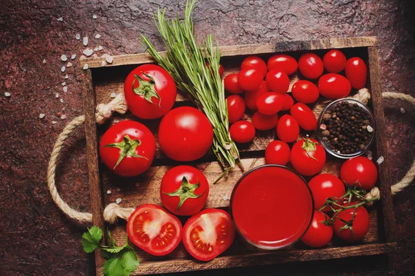 Glas Ekologisk Tomatjuice Och Färska Tomater Med Örter Träbricka Ovanifrån — Stockfoto