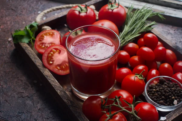 Glas Ekologisk Tomatjuice Och Färska Tomater Med Örter Träbricka — Stockfoto
