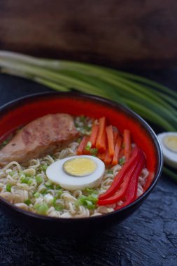 ramen çorba porsiyon sebze, yumurta ve tavuk göğsü ile kadeh yukarıya kapatmak