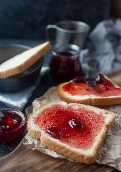 Toasts Frais Avec Confiture Cerises Sur Planche Bois — Photo