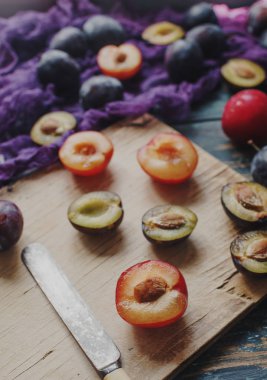 Taze organik Erik ve Erik dilimleri ahşap tahta ve rustik ahşap masa