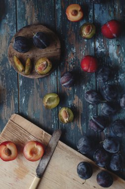 Taze organik Erik ve Erik dilimleri ahşap tahta ve rustik ahşap masa