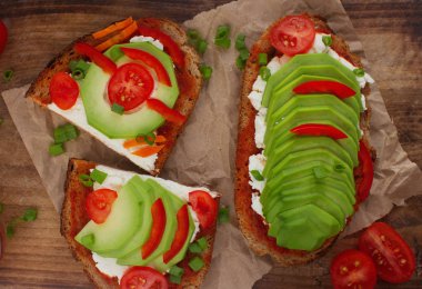 taze avokado ile tost ve kiraz domates, yakın çekim 