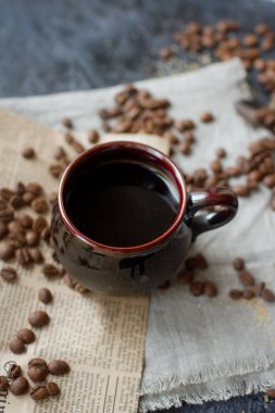 kahve çekirdekleri siyah kahve bir fincan