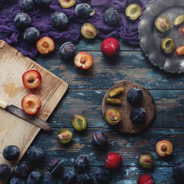 Taze organik Erik ve Erik dilimleri ahşap tahta ve rustik ahşap masa