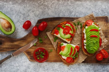 taze avokado ile tost ve kiraz domates, yakın çekim 