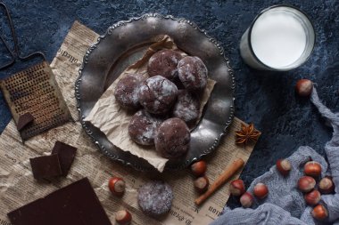 tabak ve bardak süt masada pudra şekeri ile ev yapımı kurabiye