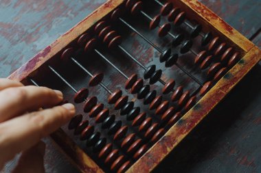 Erkek el vintage abacus ile üstten görünüm rustik ahşap yüzey üzerinde