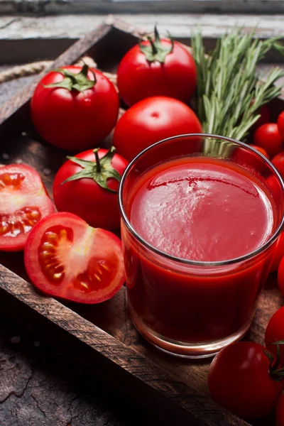 Glas Välsmakande Ekologiska Tomatjuice Och Färska Tomater Och Örter Träbricka — Stockfoto