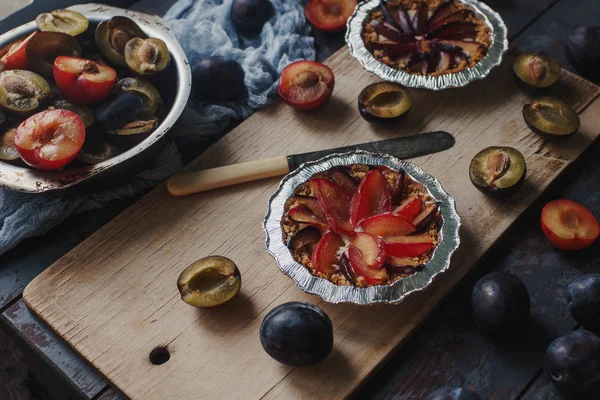 Pai Buatan Sendiri Dari Plum Organik Segar Papan Kayu Dan — Stok Foto