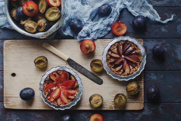 Ahşap Tahta Rustik Masa Taze Organik Erik Yapımı Börek — Stok fotoğraf