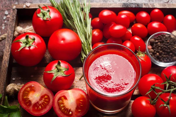 Glas Välsmakande Ekologiska Tomatjuice Och Färska Tomater Och Örter Träbricka — Stockfoto