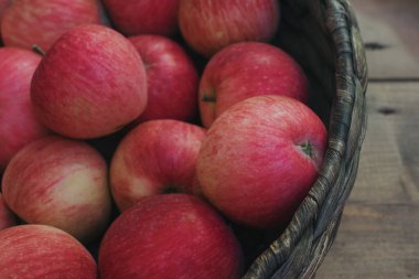 Ahşap sepet içinde olgun elma