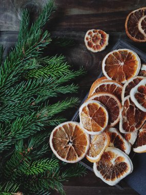 Köknar dalı ile kurutulmuş limon dilimleri yığını