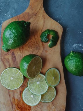 Ahşap tahta üzerinde taze sulu organik limon dilimli 