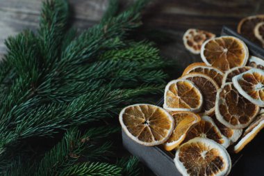 Köknar dalı ile kurutulmuş limon dilimleri yığını