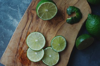 Ahşap tahta üzerinde taze sulu organik limon dilimli 