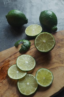 Ahşap tahta üzerinde taze sulu organik limon dilimli 