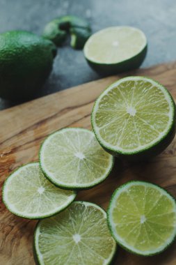 Ahşap tahta üzerinde taze sulu organik limon dilimli 