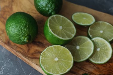 Ahşap tahta üzerinde taze sulu organik limon dilimli 