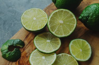 Ahşap tahta üzerinde taze sulu organik limon dilimli 