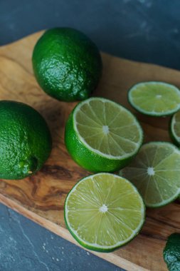 Ahşap tahta üzerinde taze sulu organik limon dilimli 