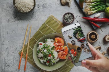 Teppanyaki kızarmış pilav karides, mantar, yeşil soğan, biber ve otlar 