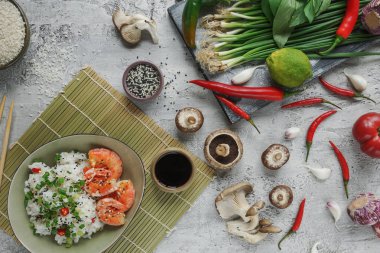 Teppanyaki Kızarmış karides, mantar, yeşil soğan, biber ve otlar hafif beton zemin üzerine pilav