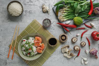 Teppanyaki Kızarmış karides, mantar, yeşil soğan, biber ve otlar hafif beton zemin üzerine pilav