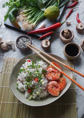 Teppanyaki Kızarmış karides, mantar, yeşil soğan, biber ve otlar hafif beton zemin üzerine pilav